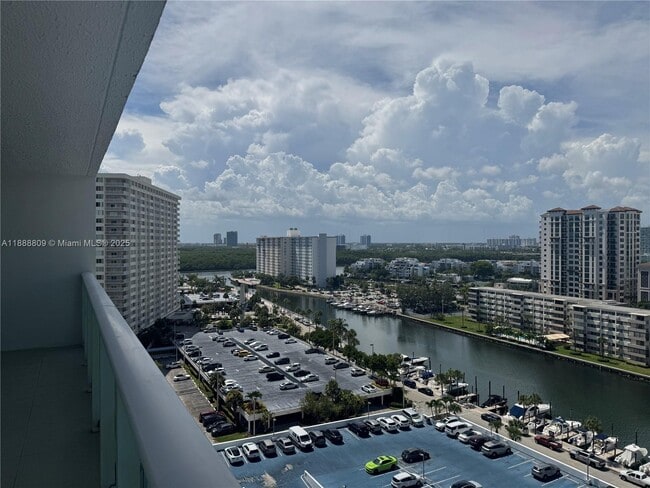 Foto del edificio - 100 Bayview Dr