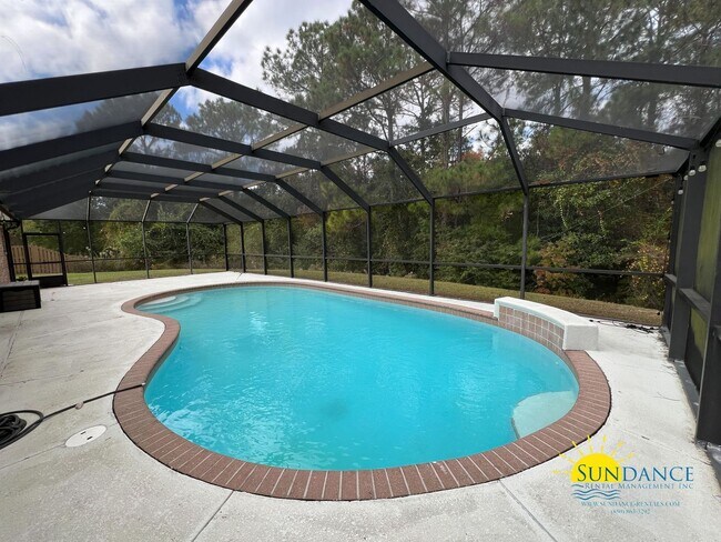 Building Photo - Beautiful 4 Bedroom Home with enclosed poo...