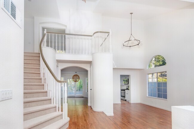 Building Photo - 26696 Baronet