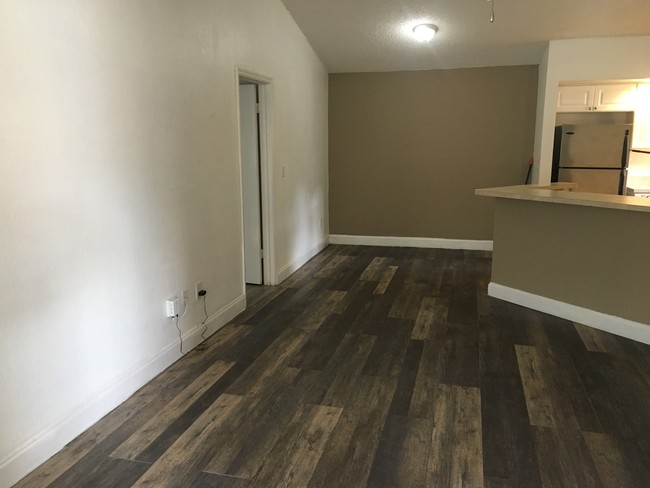 Living room with Bar and kitchen - 4512 Commander Dr