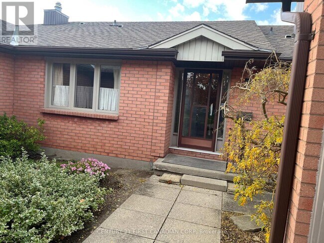 Photo du bâtiment - 55 Fiddlers Green Rd