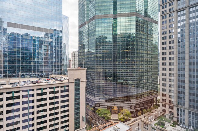 Foto del edificio - 215 W Lake St