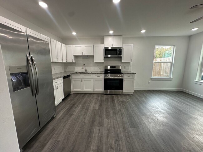 Foto del edificio - For Lease | 3 Bed, 2 Bath |1,150 Sq Ft