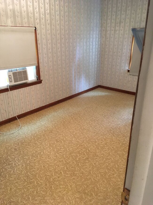 Building Photo - $699 - 2 bed 1 bath - Single Family Home