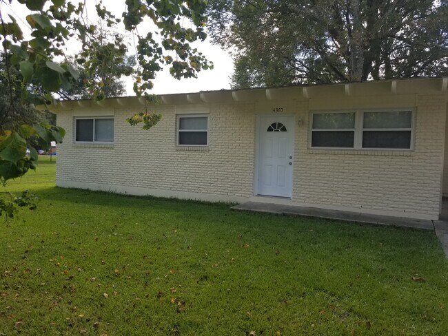 Foto del edificio - 4360 Burgess Dr