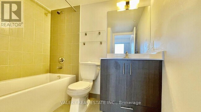 Photo du bâtiment - 255 Village Green Square