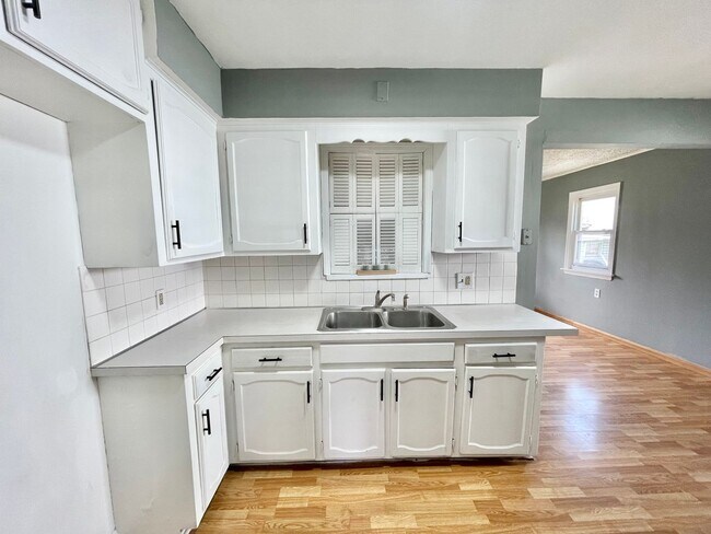 Building Photo - 3 Bed - 1 Bath - Lorain