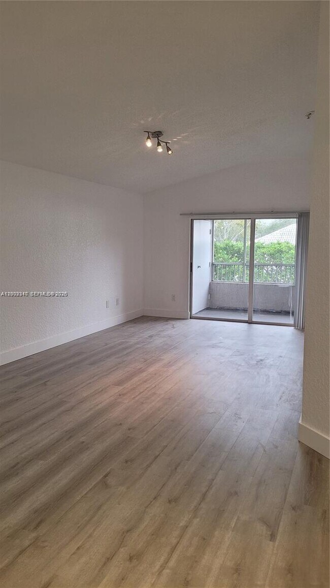 Foto del edificio - 2851 N Oakland Forest Dr