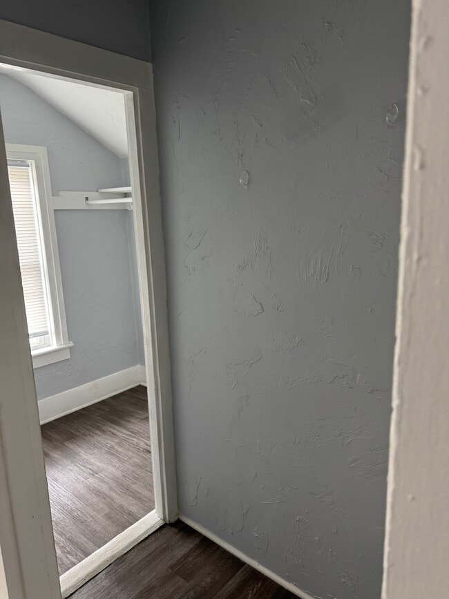 Building Photo - 6th/Grant upper