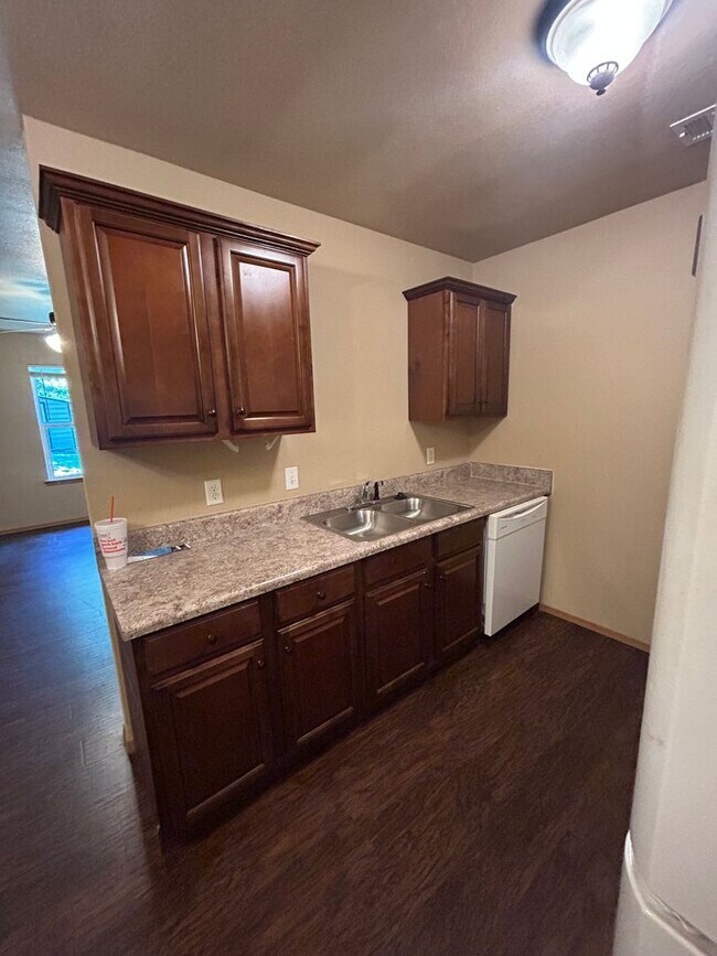 Building Photo - Coming in March 2024! 3 bed 2 bath duplex ...