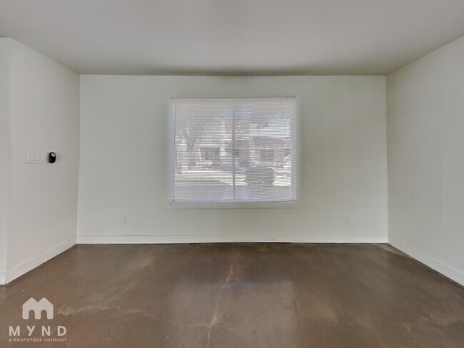 Building Photo - 4440 W Solano Dr N