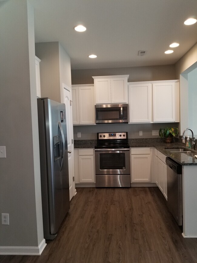 Building Photo - 1080 Kenross Dr