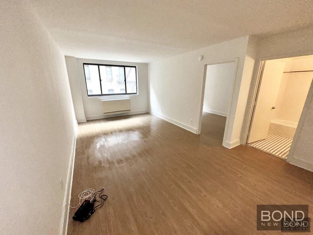 Primary Photo - 323 W 96th St