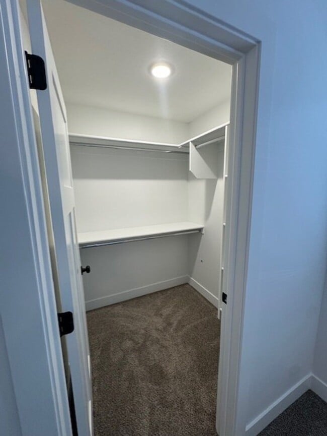 Building Photo - Room for Rent