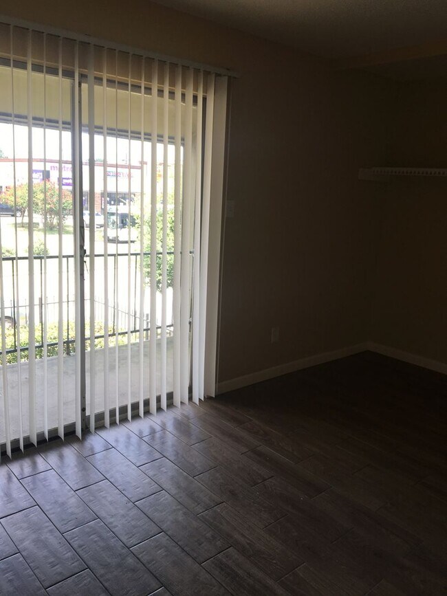 Building Photo - 5625 Antoine Dr