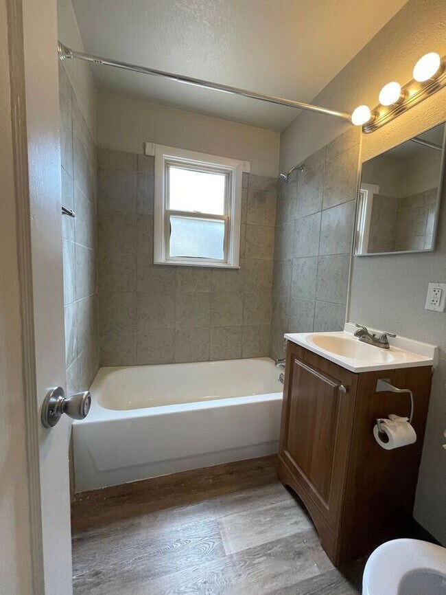 Foto del edificio - 2-Bedroom Apartment -Great Location! $300 ...