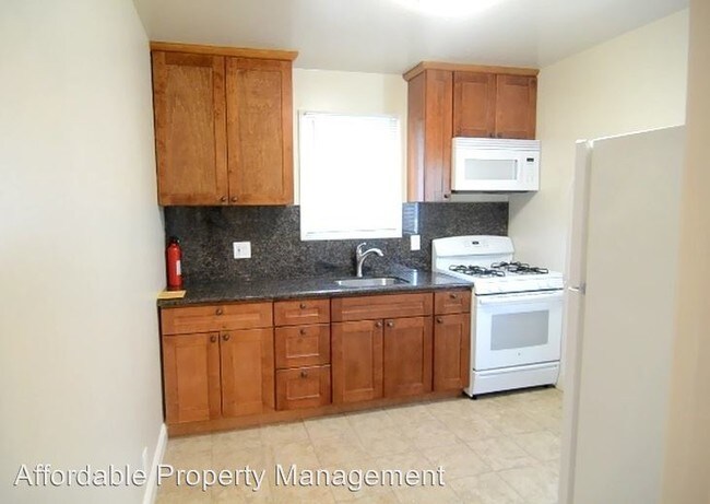 Building Photo - 2013 Fairway Dr