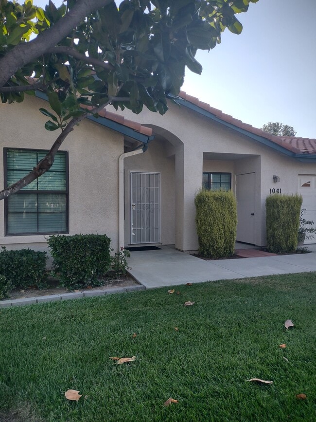 Building Photo - 1061 Mountain View Dr
