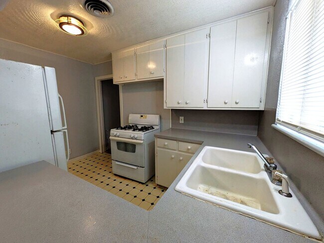 Building Photo - 3529 Bowling Ln