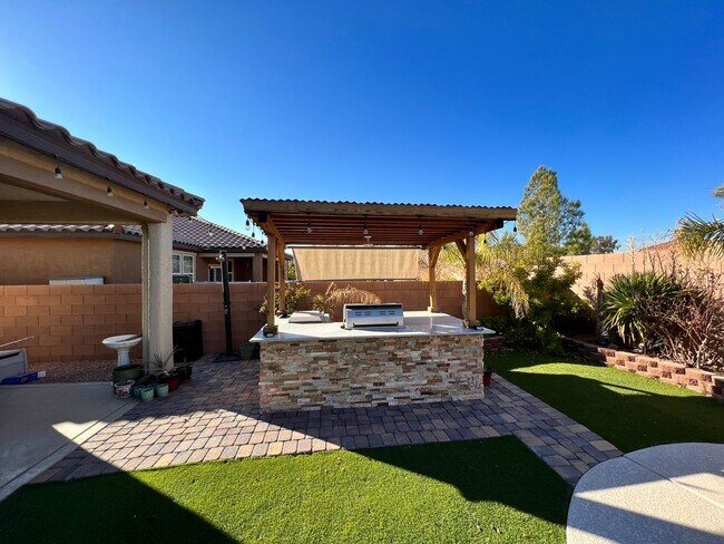 Foto del edificio - 1 Story 4Bed Pool Built in BBQ