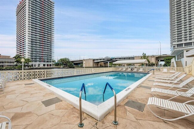 Foto del edificio - 1817 S Ocean Dr