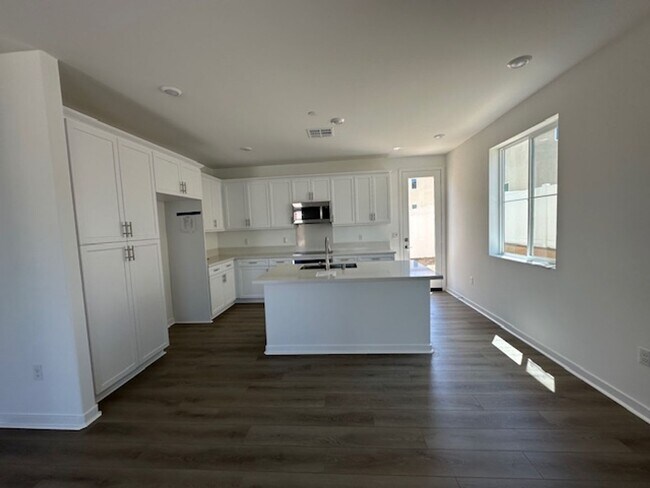 Foto del edificio - Brand New Lennar 4 Bedroom in French Valley
