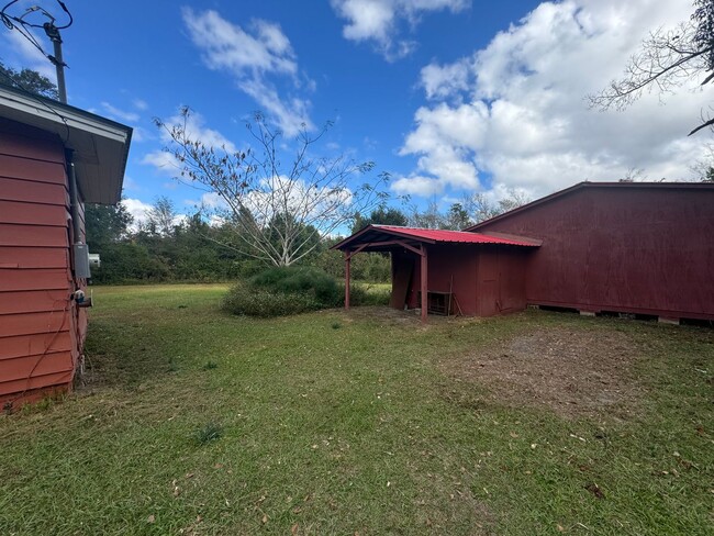 Building Photo - Cute Frame Home in Grand Ridge, Florida