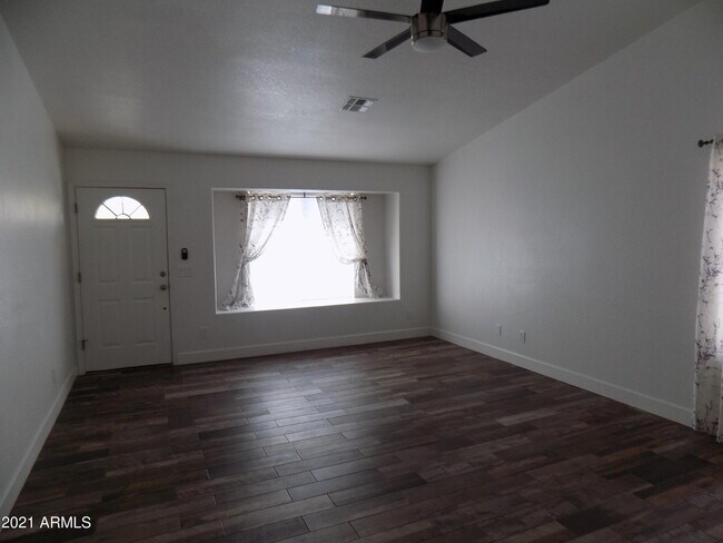 Building Photo - 2158 Longview Dr