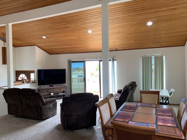 Foto del edificio - A 4 Bedroom, 2.5 Bathroom Spacious home in...