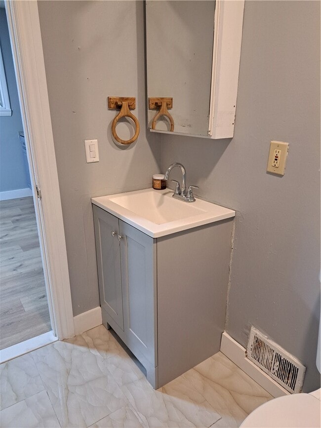 Building Photo - 72 Saratoga Ave