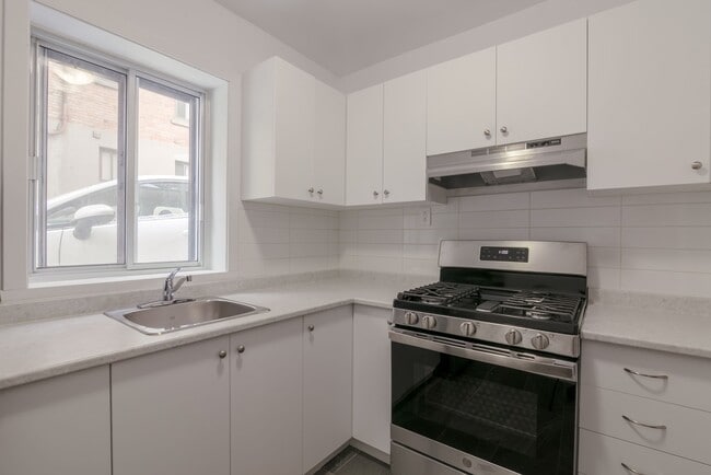 Building Photo - 4585 Av. Dupuis