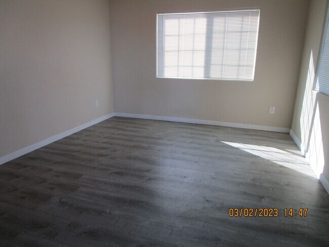 Foto del edificio - 1427 E 18th St