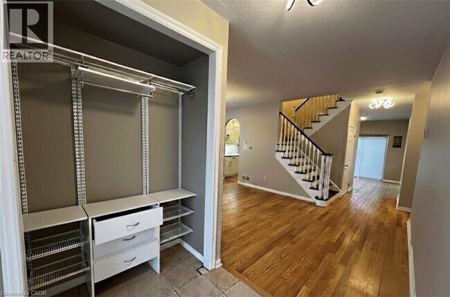 Building Photo - 501 Topper Woods Crescent