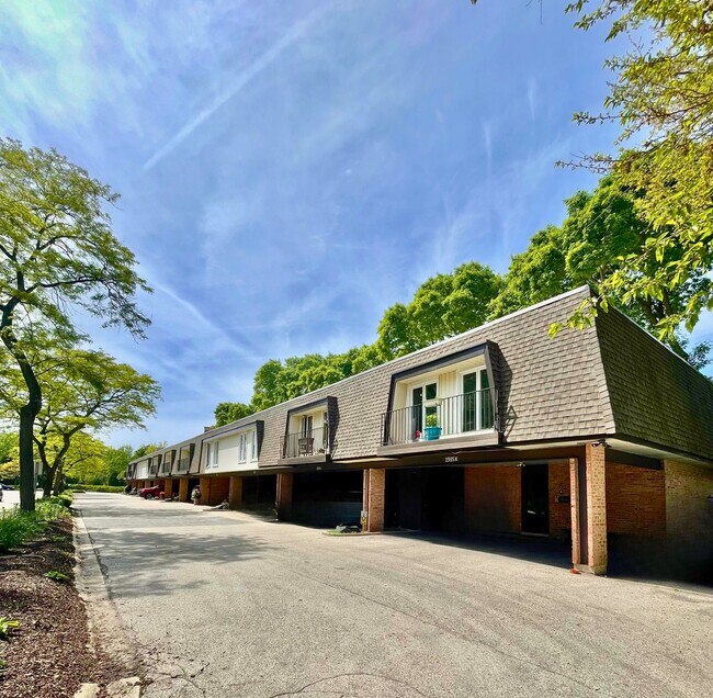 Building Photo - 1935 Tanglewood Dr
