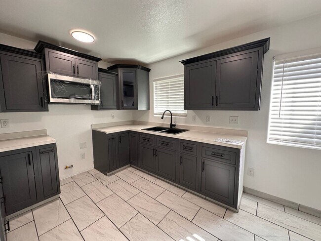 Foto del edificio - Beautiful 2 Bed 2 Bath duplex in Ontario