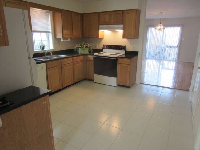 Building Photo - 3 Bedroom  2.5 bath Townhouse style  in Ha...