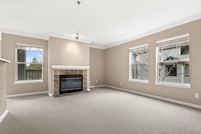 Building Photo - Immaculate Federal Way 2-Story Condo