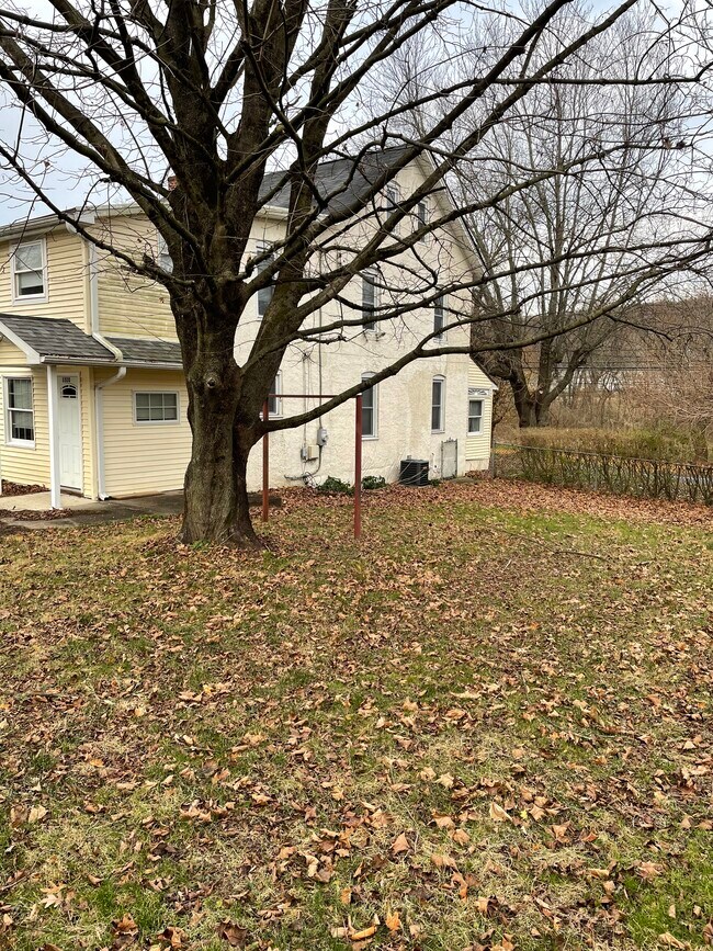 Side yard fenced private quiet - 1520 Valley Rd
