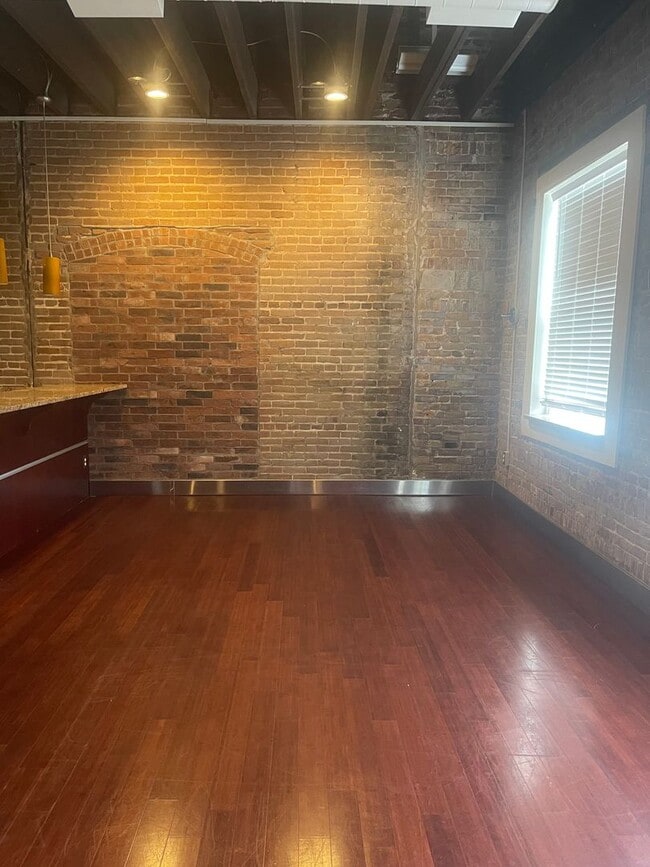 Foto del edificio - 1/2 off 1st Months rent!!! Chic Downtown Loft – 2 Bed | 1 Bath | Heart of Springfield!