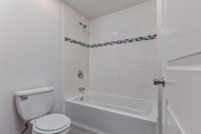 Building Photo - HOT MISSION HILL LISTING!!!!