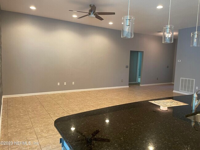 Foto del edificio - 15945 Bainebridge Dr