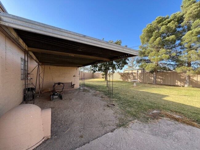 Building Photo - Spacious 2 Bed/1 Bath/Second Living Area/P...