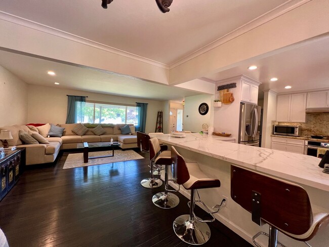 Building Photo - Gorgeous remodeled 2 story 3 bedroom, 3 fu...