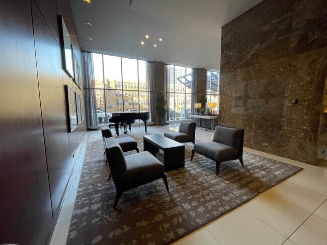 Foto del edificio - 655 W Irving Park Rd