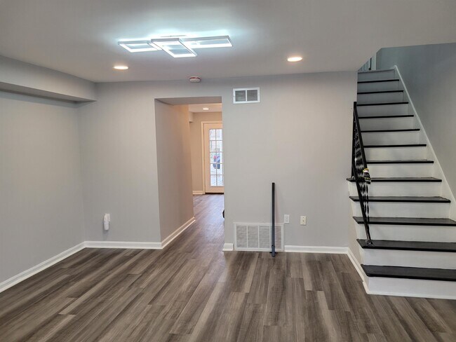 Building Photo - 2068 Larkhall Rd