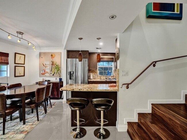 Building Photo - 814 SE 13th St