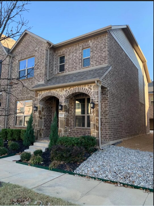 Building Photo - 2217 Pinnacle Ln