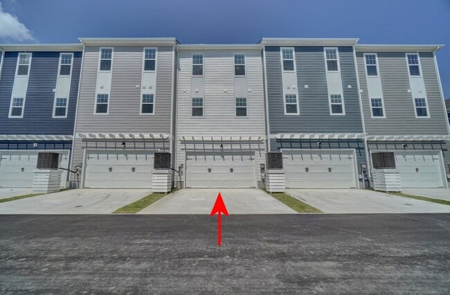 Building Photo - 3-Bedroom Townhome w/Attached Garage! Avai...