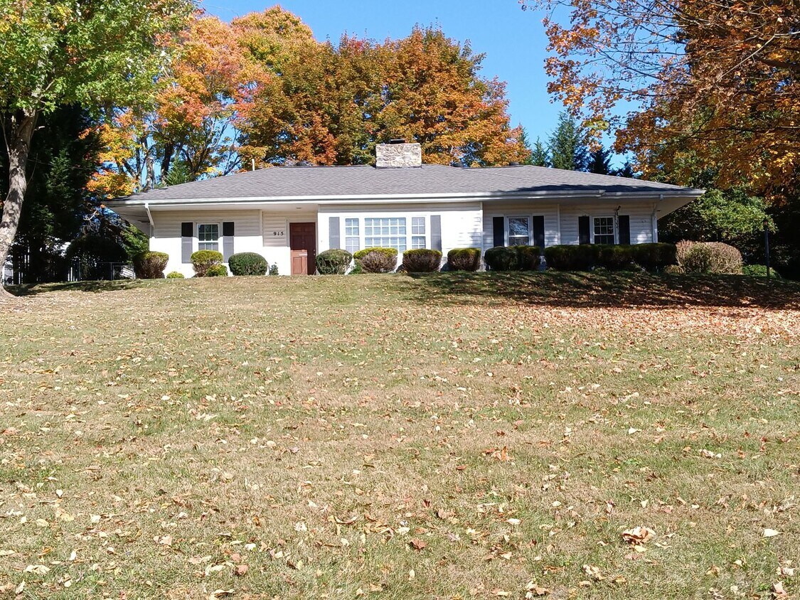 Foto principal - 4 Bedroom / 2 Bath Home Johnson City TN