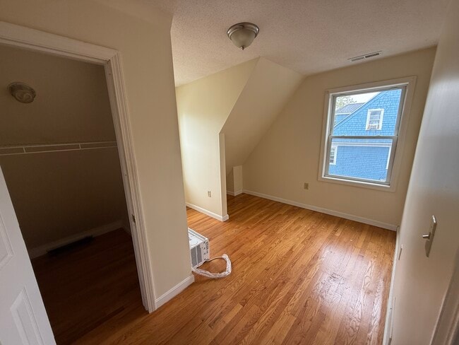 Building Photo - 146 Sargeant St